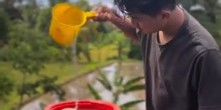 Petugas Ada Jasa saat membersihkan toren yang dipenuhi oleh lumut dan kotoran hingga bersih. (Ada Jasa untuk Banten Raya)