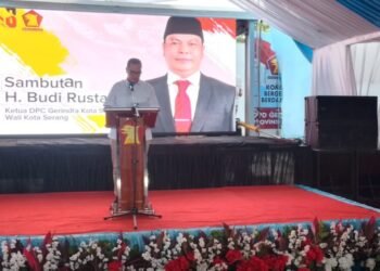 Ketua DPC Gerindra Kota Serang Budi Rustandi sambutanbdalam acara HUT ke-18 Gerindra Kota Serang, Minggu 8 Februari 2026. (Harir Baldan/Bantenraya.com)