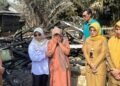 Bupati Pandeglang Raden Dewi Setiani meninjau rumah warga yang terbakar di Kampung Carang Datang, Desa Banyumas, Kecamatan Bojong, untuk menyalurkan bantuan, Selasa 10 Februari 2026. (Dokumentasi Bantenraya.com)