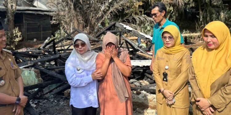 Bupati Pandeglang Raden Dewi Setiani meninjau rumah warga yang terbakar di Kampung Carang Datang, Desa Banyumas, Kecamatan Bojong, untuk menyalurkan bantuan, Selasa 10 Februari 2026. (Dokumentasi Bantenraya.com)