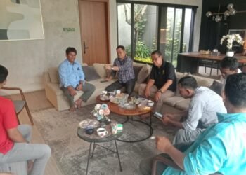 Warga Bojonegara, Kabupaten Serang melakukan pembahasan untuk menyikapi truk tambang yang melanggar Kepgup Banten Nomor 567 Tahun 2026 di salah satu rumah warga, Selasa 10 Februari 2026. (Andika/Bantenraya.com)