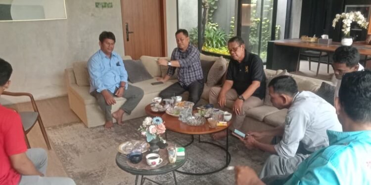 Warga Bojonegara, Kabupaten Serang melakukan pembahasan untuk menyikapi truk tambang yang melanggar Kepgup Banten Nomor 567 Tahun 2026 di salah satu rumah warga, Selasa 10 Februari 2026. (Andika/Bantenraya.com)