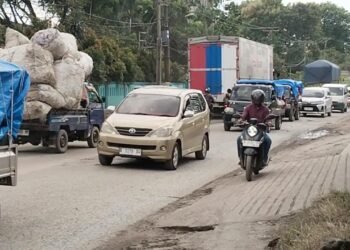 Kondisi truk tambang yang hilir mudik di Jalan Bojonegara, Kabupaten Serang melanggar ketentuan jam operasional, Selasa 10 Februari 2026. (Uri/Bantenraya.com)