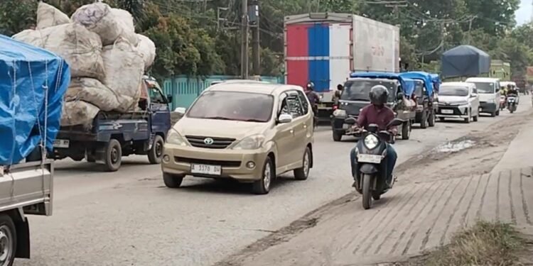 Kondisi truk tambang yang hilir mudik di Jalan Bojonegara, Kabupaten Serang melanggar ketentuan jam operasional, Selasa 10 Februari 2026. (Uri/Bantenraya.com)