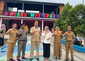 Pejabat dari Pemerintah Kecamatan Binuang foto bersama di lokasi Binuang Waterpark di Desa Sukamampir, Kecamatan Binuang, Kabupaten Serang, Selasa 10 februari 2026. (Andika/Bantenraya.com)