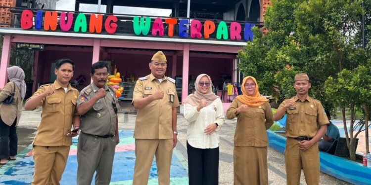Pejabat dari Pemerintah Kecamatan Binuang foto bersama di lokasi Binuang Waterpark di Desa Sukamampir, Kecamatan Binuang, Kabupaten Serang, Selasa 10 februari 2026. (Andika/Bantenraya.com)