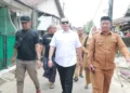 Walikota Serang Budi Rustandi (tengah) saat mengecek normalisasi irigasi DI Cibanten di Lingkungan Calung, Kelurahan Kota Baru, Kecamatan Serang, Kota Serang, Selasa 10 Februari 2026. (Dokumentasi Prokopim Setda Kota Serang)