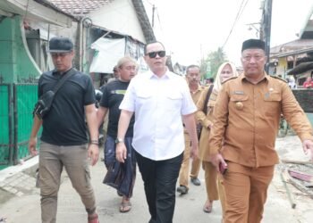 Walikota Serang Budi Rustandi (tengah) saat mengecek normalisasi irigasi DI Cibanten di Lingkungan Calung, Kelurahan Kota Baru, Kecamatan Serang, Kota Serang, Selasa 10 Februari 2026. (Dokumentasi Prokopim Setda Kota Serang)