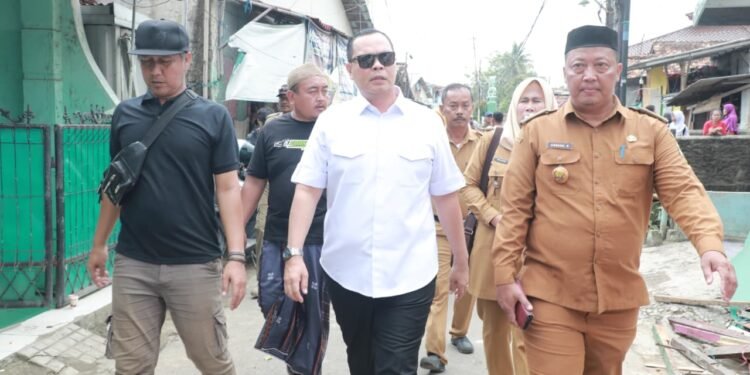 Walikota Serang Budi Rustandi (tengah) saat mengecek normalisasi irigasi DI Cibanten di Lingkungan Calung, Kelurahan Kota Baru, Kecamatan Serang, Kota Serang, Selasa 10 Februari 2026. (Dokumentasi Prokopim Setda Kota Serang)