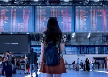 Ilustrasi pelancong saat melakukan aktivitas traveling keluar negeri. (Jeshoots/Pixabay)