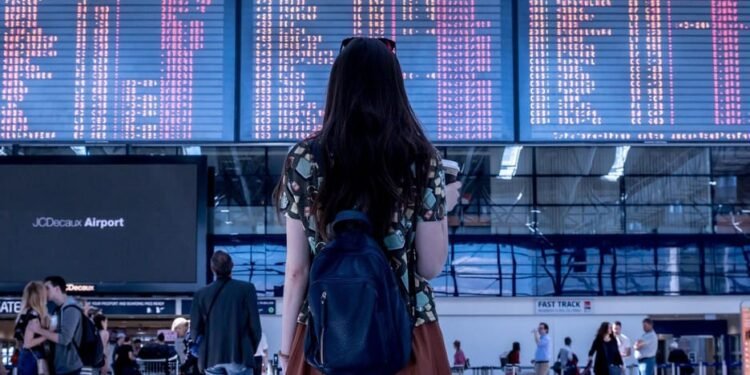 Ilustrasi pelancong saat melakukan aktivitas traveling keluar negeri. (Jeshoots/Pixabay)