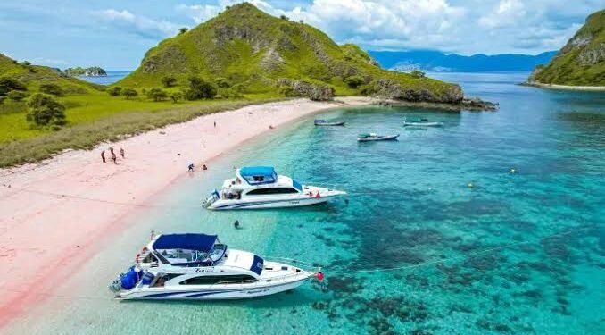 Suasana di Kota Wisata Labuan Bajo yang ramai dikunjungi wisawatan lokal maupun mancanegara. (Dok: website IndonesiaJuaraTrip)