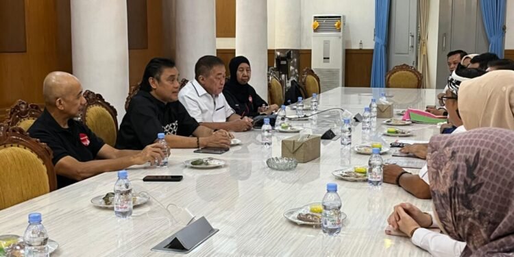 Rombongan Pencipta Lagu dan Pemusik Republik Indonesia (PAPPRI) Pusat saat mengunjungi Gedung Negara Provinsi Banten untuk peringatan Hari Musik Nasional, Rabu 11 Februari 2026. (Muhamad Tohir/ Bantenraya.com)