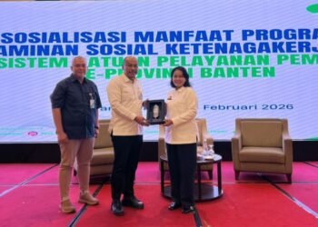 Kepala Kantor Wilayah BPJS Ketenagakerjaan Wilayah Banten Eko Yuyulianda (tengah) bersama Kepala KPPG Jakarta Banten Dr. Ida Wahyuni (kanan), usai menyampaikan sosialisasi terkait manfaat Jamsostek. (Dokumentasi BPJS Ketenagakerjaan Banten)