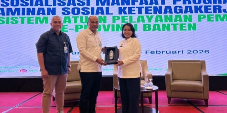 Kepala Kantor Wilayah BPJS Ketenagakerjaan Wilayah Banten Eko Yuyulianda (tengah) bersama Kepala KPPG Jakarta Banten Dr. Ida Wahyuni (kanan), usai menyampaikan sosialisasi terkait manfaat Jamsostek. (Dokumentasi BPJS Ketenagakerjaan Banten)