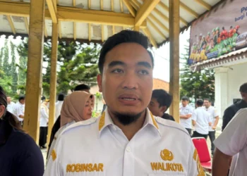 Walikota Cilegon Robinsar menegaskan siap mengikuti proses peradilan yang diajukan eks Sekda Kota Cilegon Maman Mauludin. (Tia/Bantenraya.com)