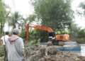 Petugas DPUPR Kabupaten Serang memantau normalisasi Sungai Cikambuy dengan menurunkan satu alat berat di Desa Cijeruk, Kecamatan Kibin, Rabu 11 Februari 2026. (Andika/Bantenraya.com)