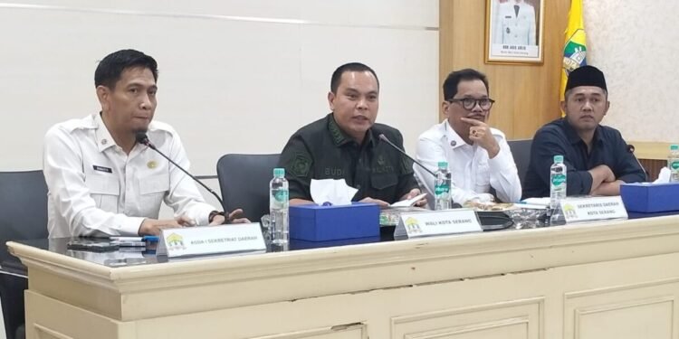 Walikota Serang Budi Rustandi (tengah) menerima anggota DPRD Provinsi Banten dalam acara reses masa persidangan kedua di Aula Setda lantai 1 Puspemkot Serang, Rabu 11 Februari 2026. Salah satu hal yang disorot adalah terkait kebutuhan penerangan jalan umum. (Dokumentasi Bantenraya.com)