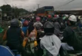 Pengendara motor terjebak macet horor di Jalan Raya Bojonegara-Puloampel, Rabu 11 Februari 2026. (Andika/Bantenraya.com)