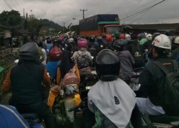 Pengendara motor terjebak macet horor di Jalan Raya Bojonegara-Puloampel, Rabu 11 Februari 2026. (Andika/Bantenraya.com)