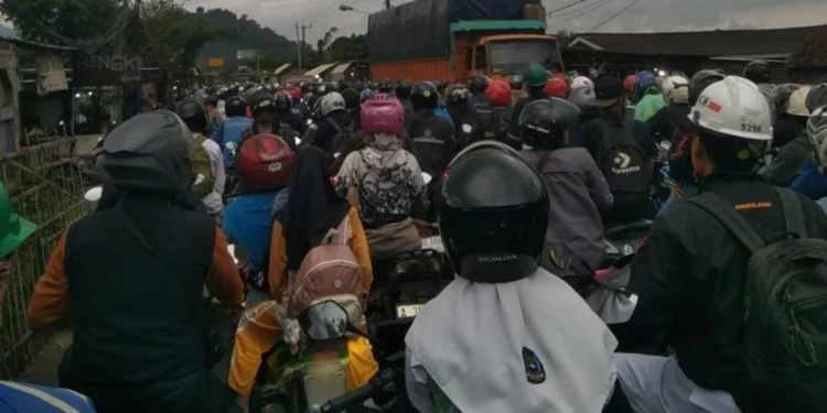 Pengendara motor terjebak macet horor di Jalan Raya Bojonegara-Puloampel, Rabu 11 Februari 2026. (Andika/Bantenraya.com)