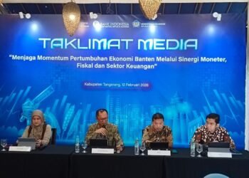 Kepala Kantor Perwakilan Bank Indonesia Banten Ameriza M Moesa (kedua dari kiri) memaparkan kondisi perekonomian Banten sepanjang tahun 2025 dalam agenda Taklimat Media 2026 di Tangerang, Kamis 12 Februari 2026. (Raden/Banten Raya)