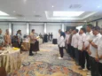 Walikota Cilegon Robinsar mengukuhkan pengurus Forum CSR Kota Cilegon. Dimana Forum CSR mendorong agar pemerintah memberikan kabijakan insentif bagi industri, Kamis (12/2/2026).