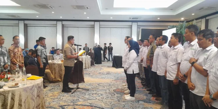 Walikota Cilegon Robinsar mengukuhkan pengurus Forum CSR Kota Cilegon. Dimana Forum CSR mendorong agar pemerintah memberikan kabijakan insentif bagi industri, Kamis (12/2/2026).