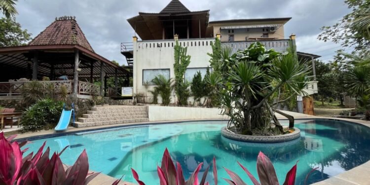 Suasana asri Migo Land Café di Curug, Kota Serang, cocok untuk tempat kumpul keluarga. Selain tempat untuk makan bersama ada juga kolam renang kecil untuk anak-anak. (Muhamad Tohir/ Bantenraya.com)