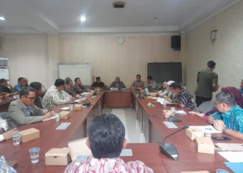 Suasana rapat dengar pendapat DPRD Kota Cilegon dengan warga dan PT Vopak, Kamis 12 Februari 2026. (Uri/Banten Raya)