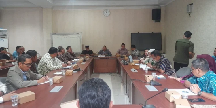 Suasana rapat dengar pendapat DPRD Kota Cilegon dengan warga dan PT Vopak, Kamis 12 Februari 2026. (Uri/Banten Raya)