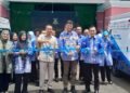 Sekda Pemkab Serang Zaldi Dhuhana memotong pita pada acara pendistribusian SPPT yang dirangkaikan dengan launching mobil kelingi baru, Kamis 12 Februari 2026.