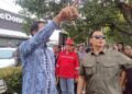 Walikota Serang Budi Rustandi saat menyaksikan penertiban kabel di Jalan Ahmad Yani, Ciceri, Kota Serang, Kamis 12 Februari 2026. (Harir Baldan/ Bantenraya.com