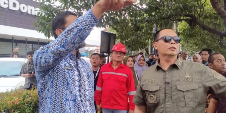 Walikota Serang Budi Rustandi saat menyaksikan penertiban kabel di Jalan Ahmad Yani, Ciceri, Kota Serang, Kamis 12 Februari 2026. (Harir Baldan/ Bantenraya.com
