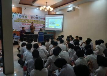 Peserta LDKO dari SMAN 7 Pandeglang menyimak materi kepempinan di Pucuk Pare Coffe dan Resto, Jumat 13 Februari 2026. (Dokumentasi SMAN 7 Pandeglang)
