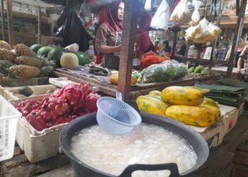 Kolang-kaling makanan khas untuk buka puasa mulai membanjiri pasar tradisional di Kota Cilegon jelang Ramadan, Jumat 13 Februari 2026. (Uri/Bantenraya.com)