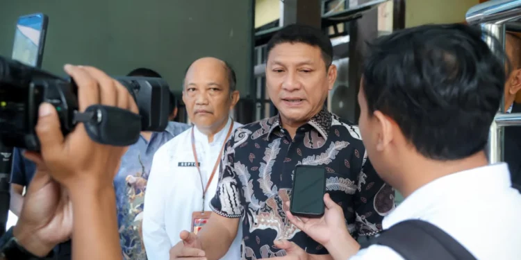 Sekda Provinsi Banten, Deden Apriandhi saat ditemui oleh awak media usai agenda, Jumat, (13/2/2026).