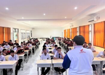 Honda Banten Budayakan Berkendara Aman Bagi Pelajar SMK Negeri 3 Kota Serang 6 Instruktur Safety Riding Honda Banten saat memberikan edukasi kepada Siswa SMK N 3 Kota Serang. (Honda Banten untuk Banten Raya)