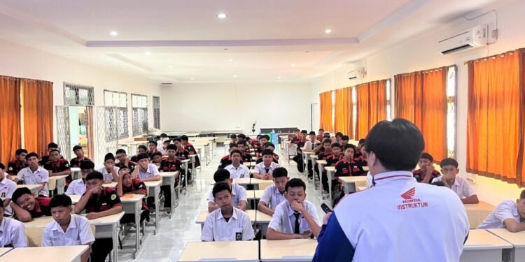 Instruktur Safety Riding Honda Banten saat memberikan edukasi kepada Siswa SMK N 3 Kota Serang. (Honda Banten untuk Banten Raya)