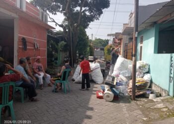 Dibina Agus Wahyudiono, Tim Pajero Jemput Sampah ke Rumah-Rumah Warga Cisait 6 Tim Pajero sedang menimbang sampah di Perumahan Cisair, Kecamatan Kragilan, belum lama ini. (Dokumentasi Bantenraya.com)