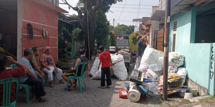 Tim Pajero sedang menimbang sampah di Perumahan Cisair, Kecamatan Kragilan, belum lama ini. (Dokumentasi Bantenraya.com)