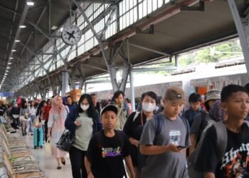 Mudik Pakai Kereta Api Ada Diskon 30 Persen Hingga 29 Maret 2026 6 Animo masyarakat melakukan perjalanan dengan menggunakan moda transportasi kereta api. (Dok/KAI)