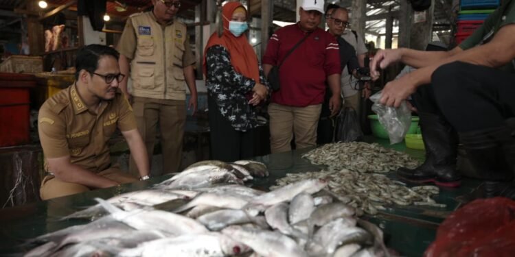 Wakil Walikota Cilegon Fajar melakukan survei pasar dan berharap Harga bisa terus ditekan menjelang Ramadan dan Idul Fitri. (Dokumen Humas Wakil Walikota)