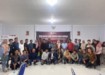 Masyarakat Bojonegara dan Puloampel yang tergabung dalam GEMA BP foto bersama usai deklarasi konsolidasi akbar di Gedung PGRI, Kecamatan Puloampel, Sabtu 14 Februari 2026.