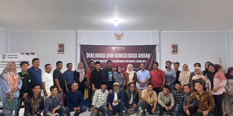 Masyarakat Bojonegara dan Puloampel yang tergabung dalam GEMA BP foto bersama usai deklarasi konsolidasi akbar di Gedung PGRI, Kecamatan Puloampel, Sabtu 14 Februari 2026.