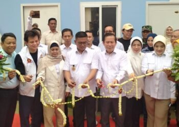 Gubernur Banten Andra Soni (keempat dari kiri) bersama pejabat legislatif dan eksekutif memotong tali kembang menandai diresmikan Pos Pelayanan Kesehatan Merah Putih Taman Sari Kota Serang, Minggu 15 Februari 2026. (Harir Baldan/Bantenraya.com)