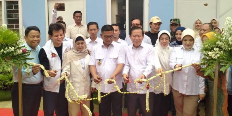 Gubernur Banten Andra Soni (keempat dari kiri) bersama pejabat legislatif dan eksekutif memotong tali kembang menandai diresmikan Pos Pelayanan Kesehatan Merah Putih Taman Sari Kota Serang, Minggu 15 Februari 2026. (Harir Baldan/Bantenraya.com)