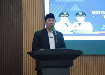 Camat Taktakan Mamat Rahmat menyampaikan sambutan dalam sebuah acara di Hotel Wisata Baru, Kota Serang, 28 Januari 2026. Kecamatan Taktakan bertekad pertahankan gelar juara MTQ. (Dokumentasi Prokopim Setda Kota Serang)