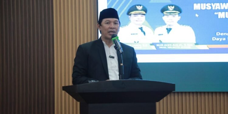 Camat Taktakan Mamat Rahmat menyampaikan sambutan dalam sebuah acara di Hotel Wisata Baru, Kota Serang, 28 Januari 2026. Kecamatan Taktakan bertekad pertahankan gelar juara MTQ. (Dokumentasi Prokopim Setda Kota Serang)