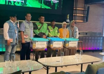 Para pengelola Dompet Dhuafa saat melakukan kampanye program dengan tema kekinian selama Ramadan. (Dok/Dompet Dhuafa)